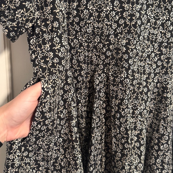 ☀️ Universal Thread Black and White Floral Babydoll Dress with Pockets NWT - Picture 4 of 6